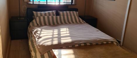 Tabla de planchar con plancha, wifi, ropa de cama