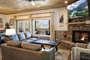 Smart-TV, Kamin, DVD-Player, Tischfußball