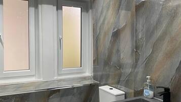 Secadora de cabello, toallas, jabón, papel de baño