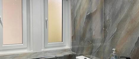 Haartrockner, Handtücher, Seife, Toilettenpapier
