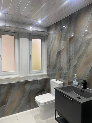 Hårføner, håndklær, såpe og toalettpapir