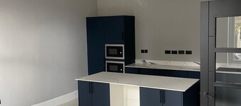 Walking distance to Edinburgh Zoo and Murrayfield Stadium