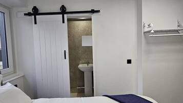 12 habitaciones, tabla de planchar con plancha, wifi y ropa de cama