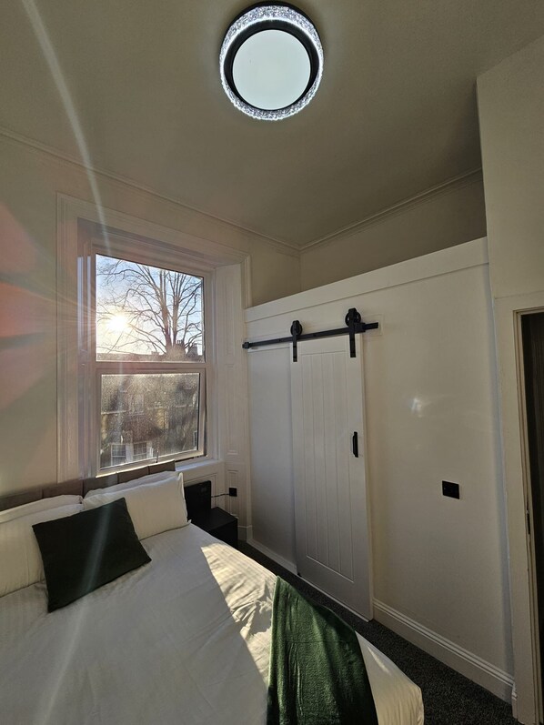 12 عدّة غرف نوم ومكواة/لوح كي وواي فاي وملاءات أسرّة