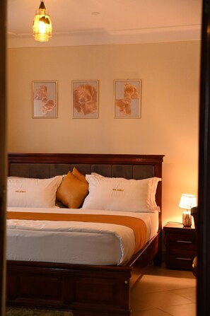 Standard Single Room, Balcony, Lake View | Egyptian cotton sheets, premium bedding, down duvets, desk - Hotel Casabella (Entebbe)