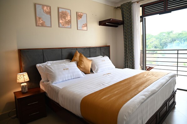 Standard dubbelrum - balkong - sjöutsikt | Egyptiska bomullslakan, sängtillbehör av högsta kvalitet och duntäcken