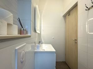 Sèche-cheveux, serviettes fournies, papier toilette