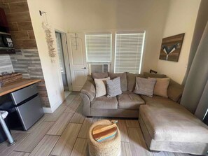 Studio Exclusif, 1 grand lit, non-fumeurs, patio | Coin séjour | TV connectée de 40 pouces avec chaînes numériques