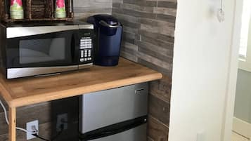 Estudio exclusivo, 1 cama de matrimonio, no fumadores, patio | Cocina básica privada | Frigorífico pequeño, microondas y cafetera o tetera