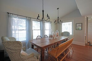 Dining - 208 E Savannah Road (8): 5  BR, 4  BA House in Lewes, Sleeps 10 (Lewes)