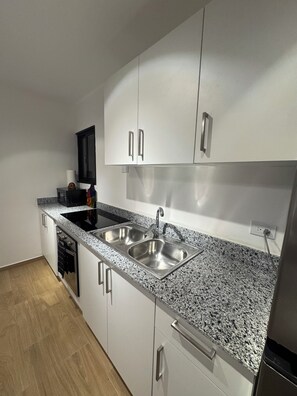 Kühlschrank, Mikrowelle, Ofen, Herdplatte