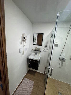 Shower, hair dryer, towels, soap - Xuite Home Onebedroom View (Punta Cana)