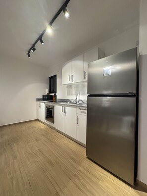 Geladeira, micro-ondas, fogão, cooktop