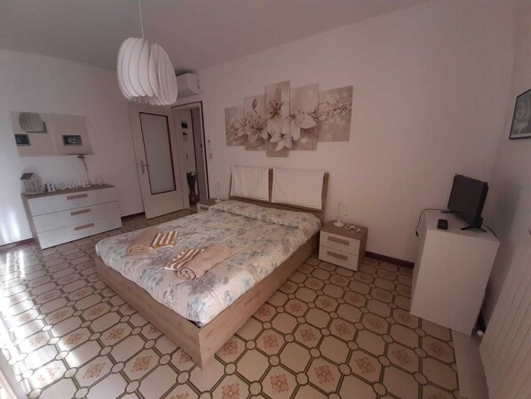 3 bedrooms, iron/ironing board, bed sheets