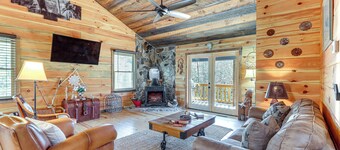 Couple's Retreat: Mtn-view Cabin in Blue Ridge!