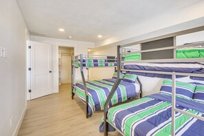 House (6 Bedrooms) | Interior
