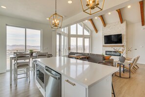 House (6 Bedrooms) | Interior