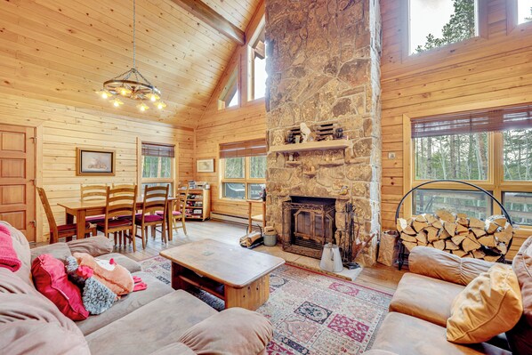 House (3 Bedrooms) | Living area