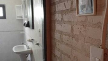 Douche, sĂšche-cheveux, bidet, serviettes fournies