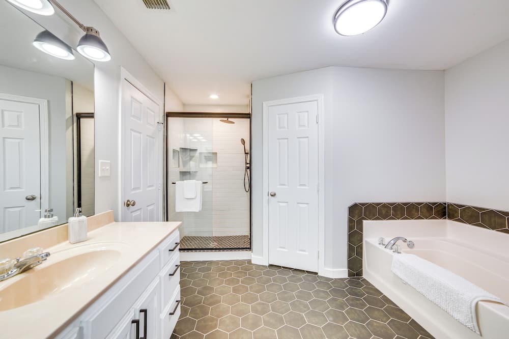 2 Mi to Lake Monticello: Home w/ Large Decks! - Naples, TX