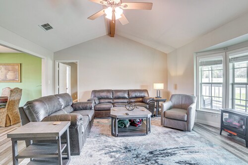 2 Mi to Lake Monticello: Home w/ Large Decks!