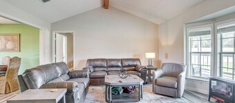 2 Mi to Lake Monticello: Home w/ Large Decks!