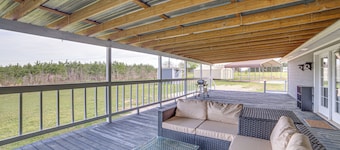 2 Mi to Lake Monticello: Home w/ Large Decks!
