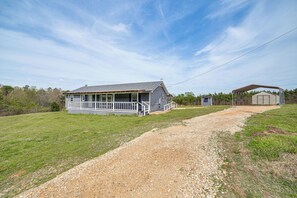 House (3 Bedrooms) | Interior - 2 Mi to Lake Monticello: Home w/ Large Decks! (Mount Pleasant)