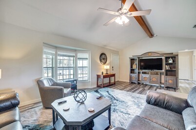 2 Mi to Lake Monticello: Home w/ Large Decks!