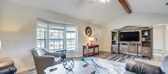2 Mi to Lake Monticello: Home w/ Large Decks!