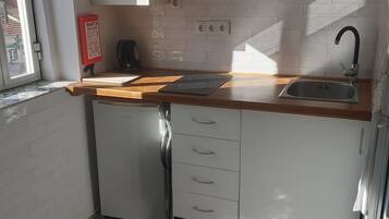 Frigorífico, placa de cocina, tostadora y utensilios de cocina