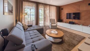 Een smart-tv en een open haard
