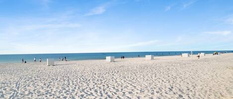 På stranden