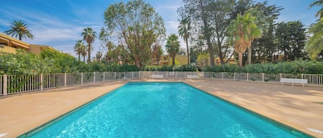 Piscine extérieure (ouverte en saison)