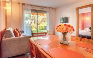 Apartment, 2 Schlafzimmer, Klimaanlage, am Strand | Wohnbereich | Flachbildfernseher, Tischtennisplatte