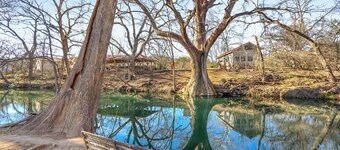 Dew Drop Inn I Creek access, downtown