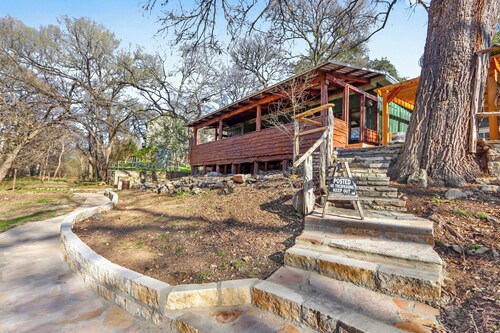 Dew Drop Inn I Creek access, downtown