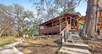 Dew Drop Inn I Creek access, downtown