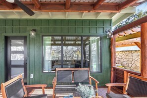 Terrace/patio - Dew Drop Inn I Creek access, downtown (Wimberley)