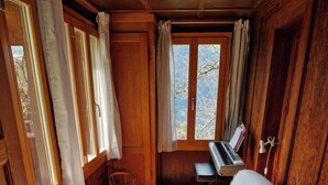 Une pièce en bois avec un lit, un bureau doté d’un clavier et une chaise.