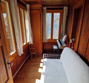 3 chambres, bureau, fer et planche à repasser, lit parapluie