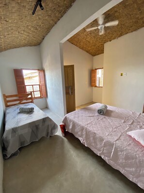Habitación triple familiar, lanai, vistas al jardín | Baño | Ducha, artículos de higiene personal gratuitos, toallas y jabón