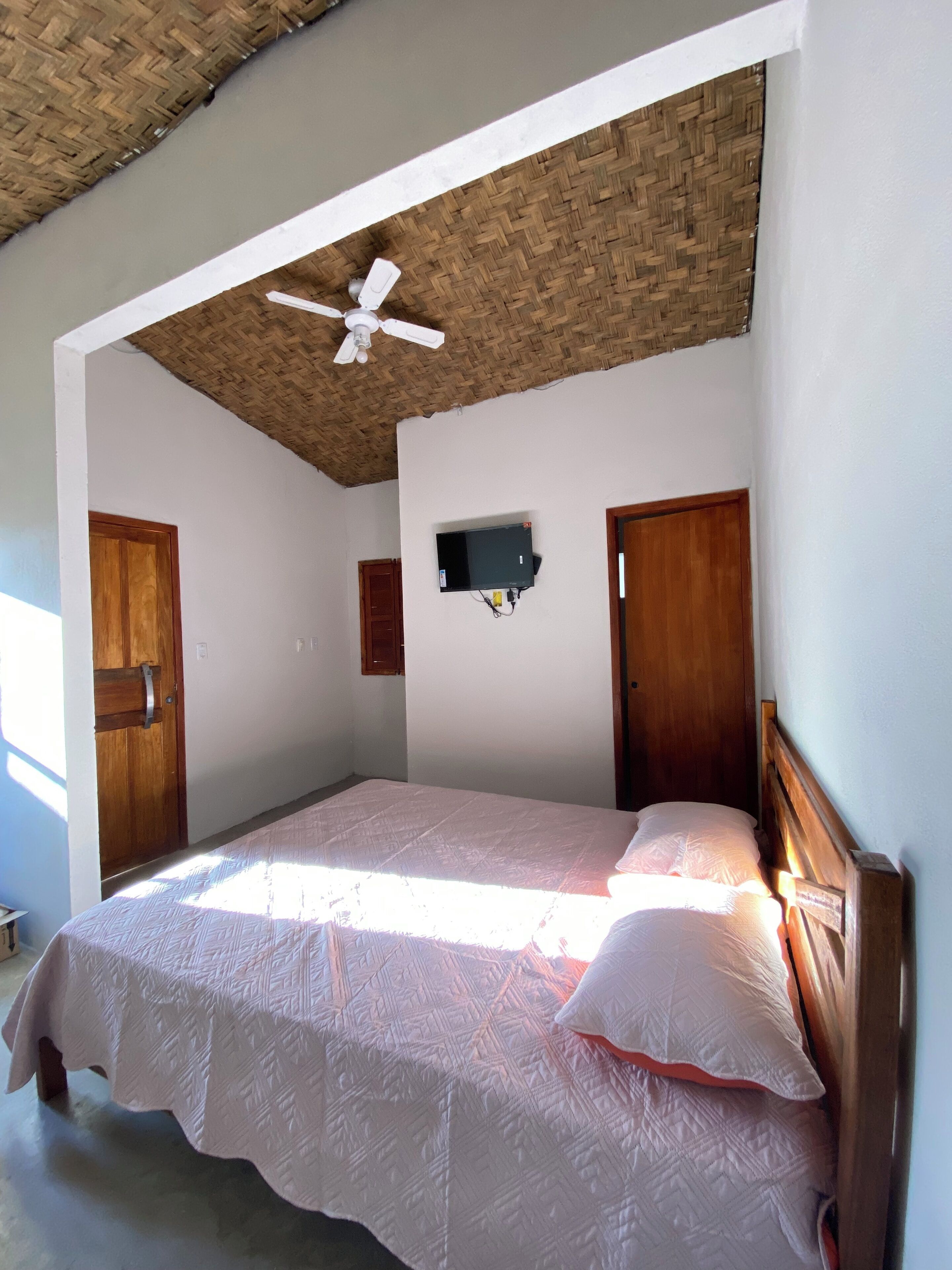 Quarto triplo família, varanda coberta, vista para o jardim | Ferros/tábuas de passar roupa, Wi-Fi de cortesia