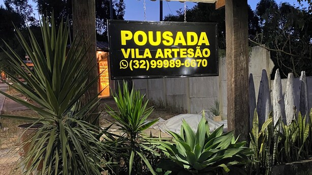 Naamplaatje voor 'POUSADA VILA ARTESÃO' met telefoonnummer.