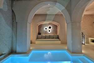 Artículos del minibar gratis y caja de seguridad en la habitación