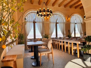 Frokost med lokale retter er inkludert hver dag