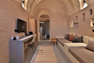 Artículos del minibar gratis y caja de seguridad en la habitación