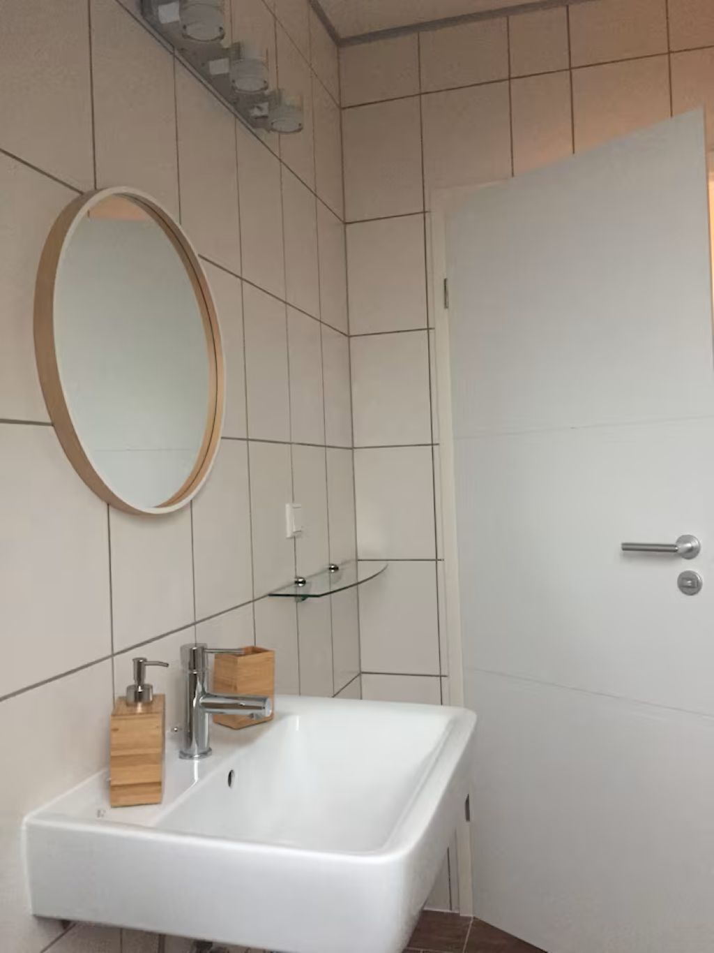 Sèche-cheveux, serviettes fournies, savon, papier toilette