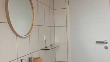 Sèche-cheveux, serviettes fournies, savon, papier toilette