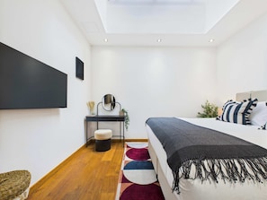 1 habitación, escritorio, tabla de planchar con plancha y cuna de viaje 